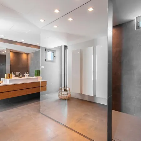 Villa Breath Taking Front Line With Sauna & Jacuzzi