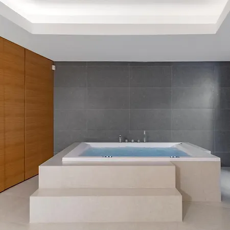 Villa Breath Taking Front Line With Sauna & Jacuzzi Marbella